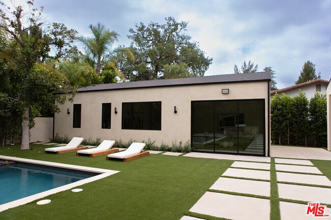 Building Photo - 5064 Encino Ave