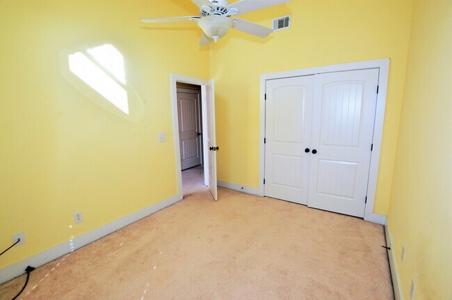 Building Photo - 2027 Rossburg Pl