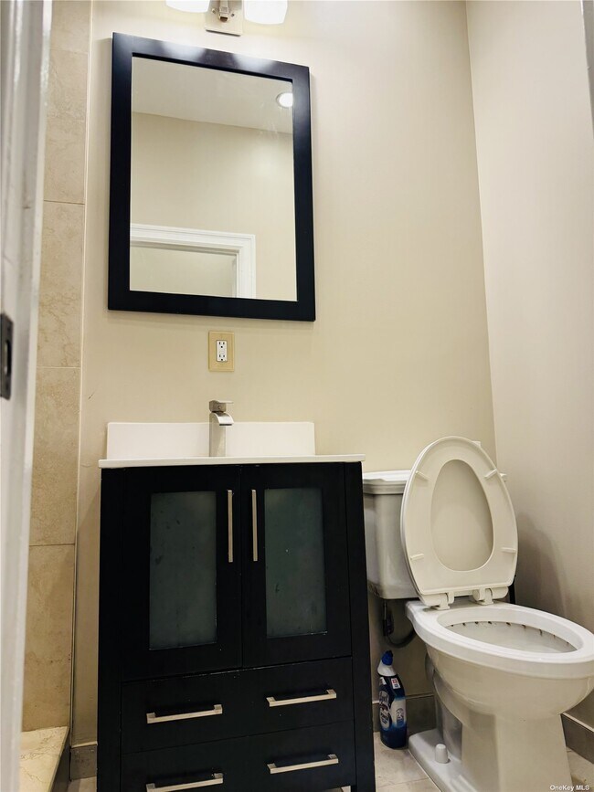 Building Photo - 84 Pine St