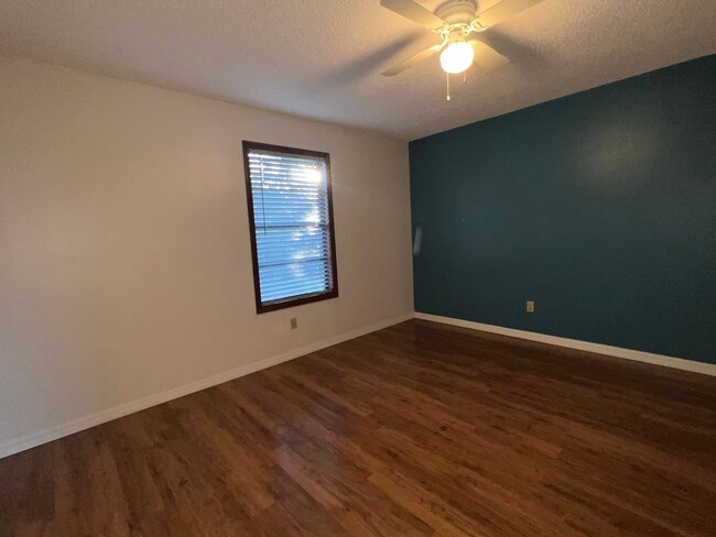 Building Photo - Available Now! Spacious 3 Bedroom 2 Bath o...