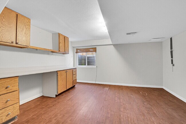 Building Photo - $3,050.00, 4 bed, 3 bath, located in Auror...