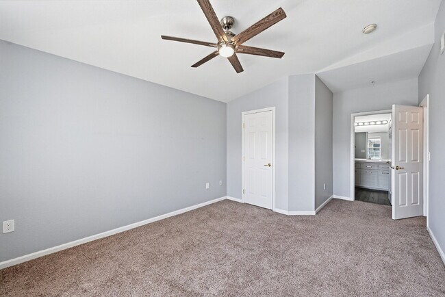 Building Photo - $1,695.95 with $300.00 off the first month's rent, $2 Beds - 2 Bath, Condo in Aurora with in Unit...