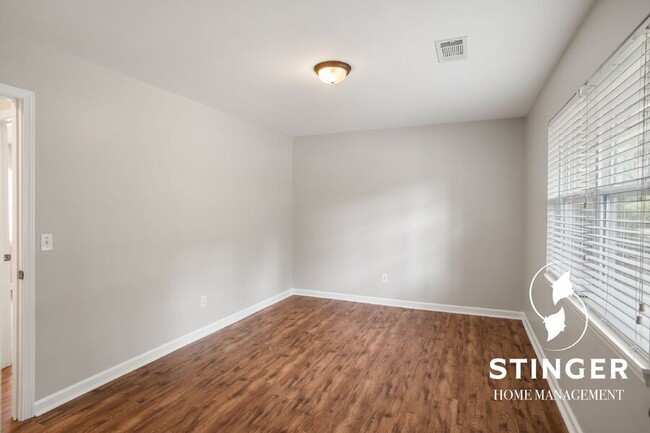 Building Photo - 2 Bedroom / 1 Bath For Rent In Oakview Com...