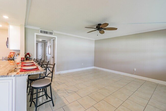 Building Photo - 650 Pinellas Point Dr S