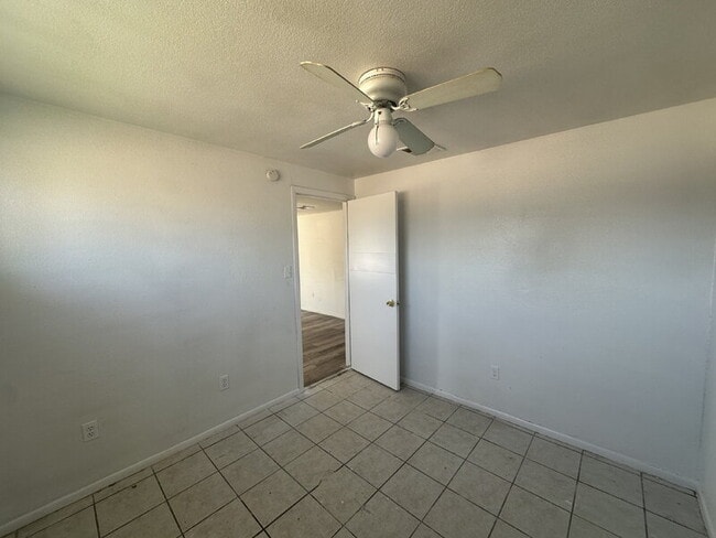 Building Photo - 523 W 12th St