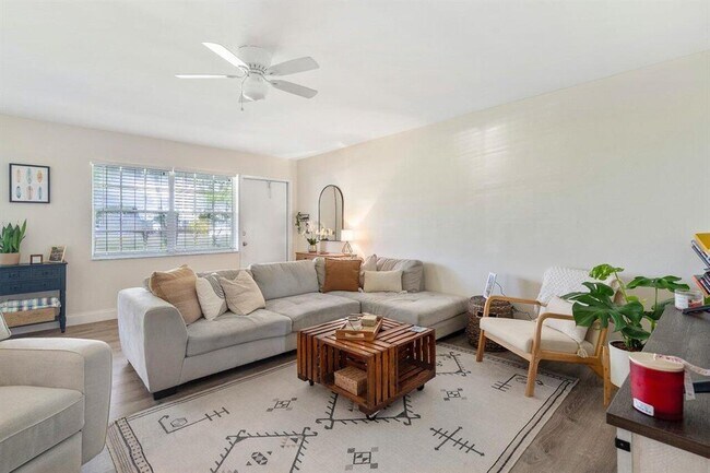 Building Photo - 2455 NE 51st St