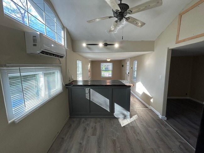 Building Photo - *COMING SOON* ALL BILLS PAID!! 1 Bedroom /...