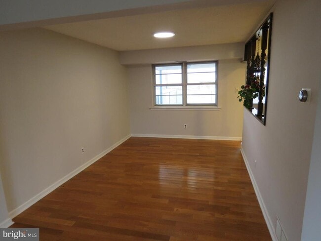 Building Photo - 6240 Patrick Henry Ct