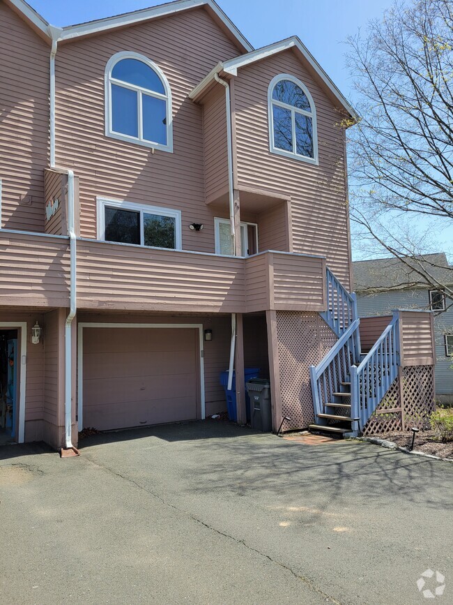 Building Photo - 35 Jeffrey Alan Dr