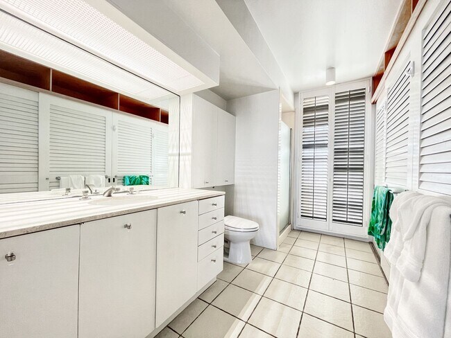 Building Photo - Ocean Front, Gold Coast, Furnished Condo with Direct Ocean Views!
