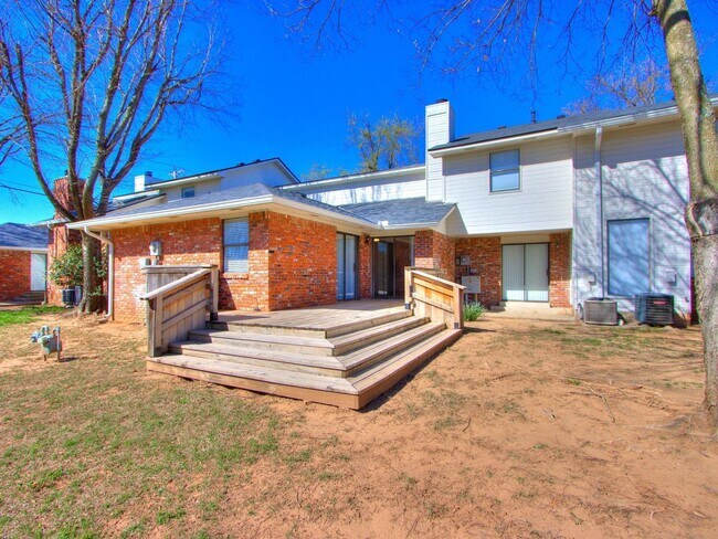 Building Photo - Beautiful 3bed/2bath Townhome Available in...