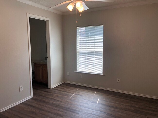 Building Photo - 115 Varsity Dr