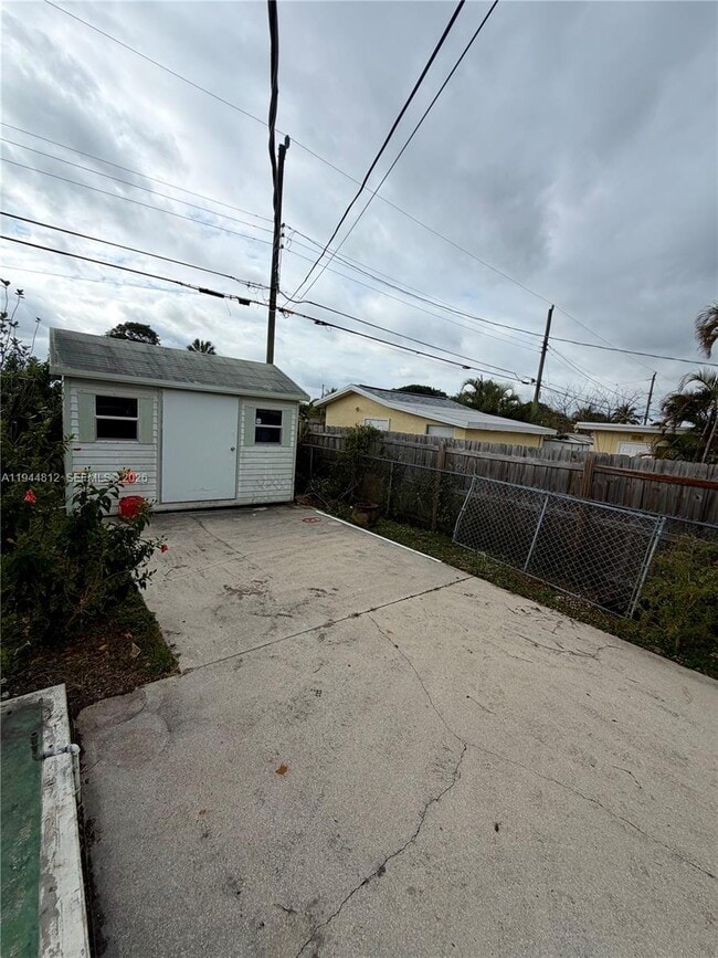 Building Photo - 935 Churchill Rd