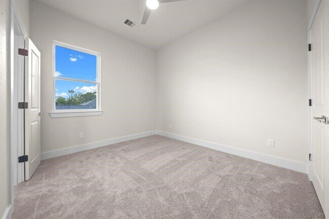 Building Photo - 4527 Davenport St