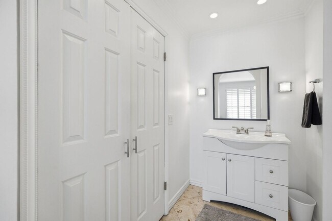 Building Photo - Charming 2-Bedroom Casita