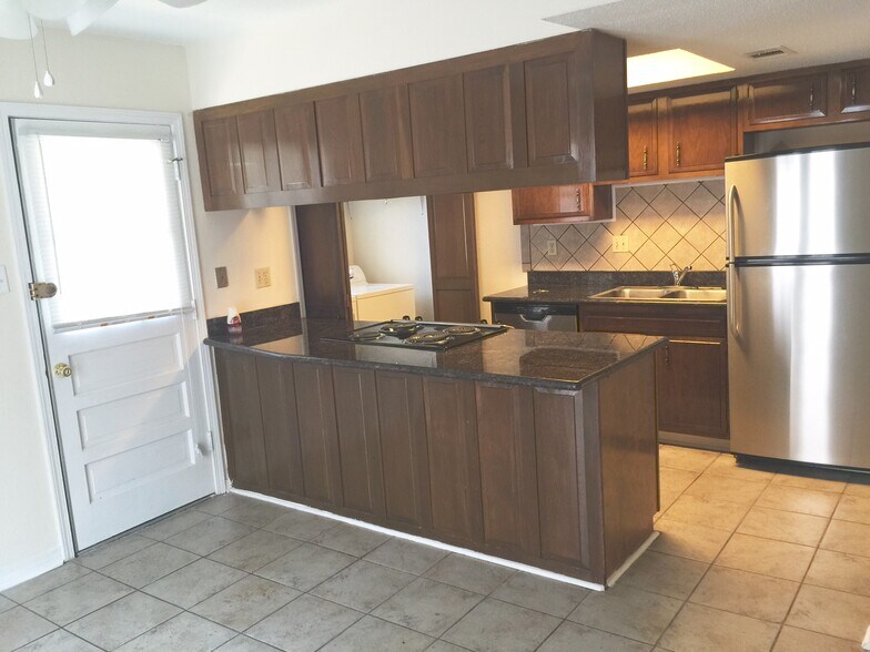 Building Photo - 209 Pine St