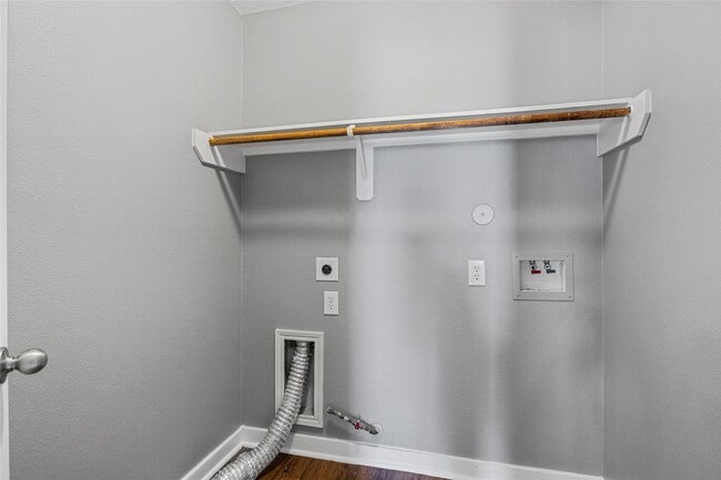 Building Photo - 2811 Oakland Brook St