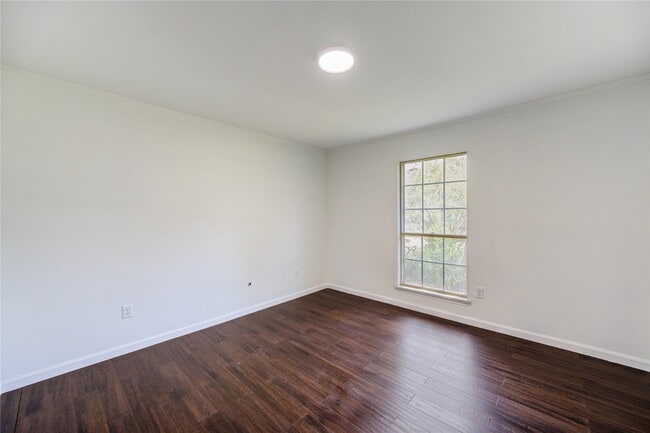 Building Photo - 5930 Miller Valley Dr