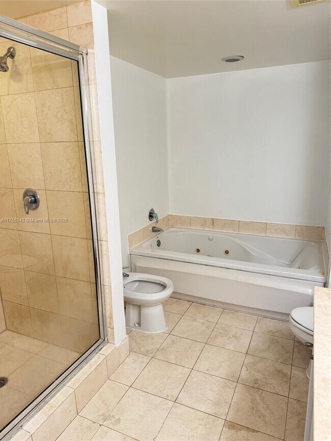 Building Photo - 17375 Collins Ave