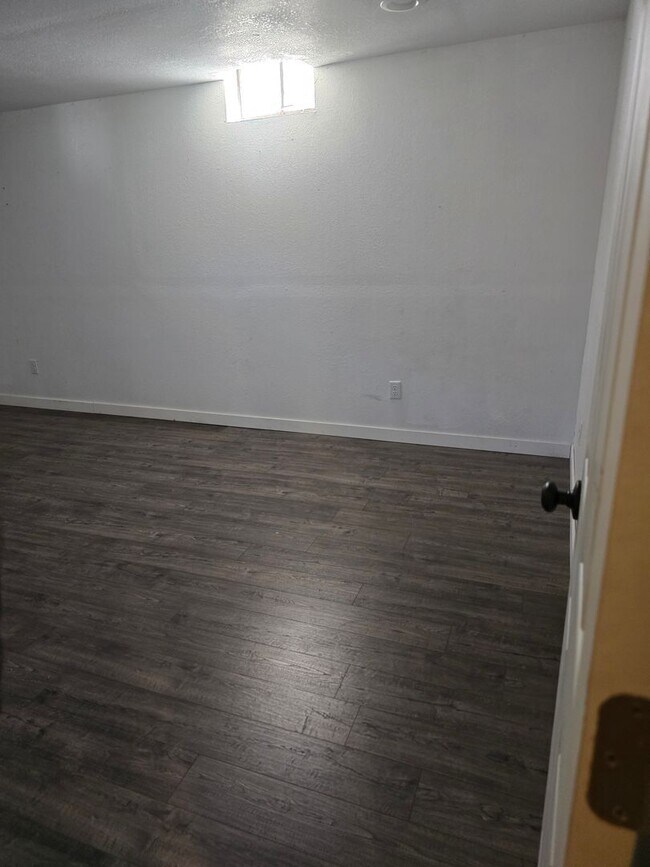 Building Photo - 3130 S River Rd