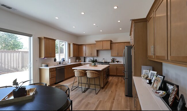 Building Photo - Beautiful Four Bedroom Three Bath Home Located in Granit Bay
