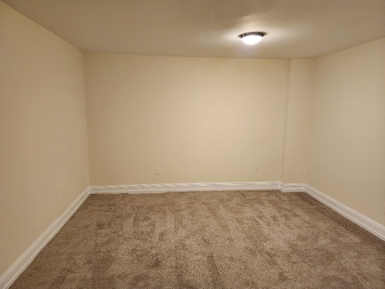 Building Photo - 1005 Chillum Rd