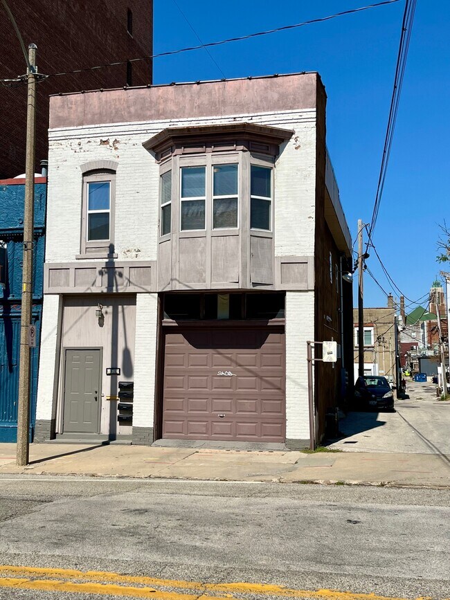 Building Photo - 105 W Market St