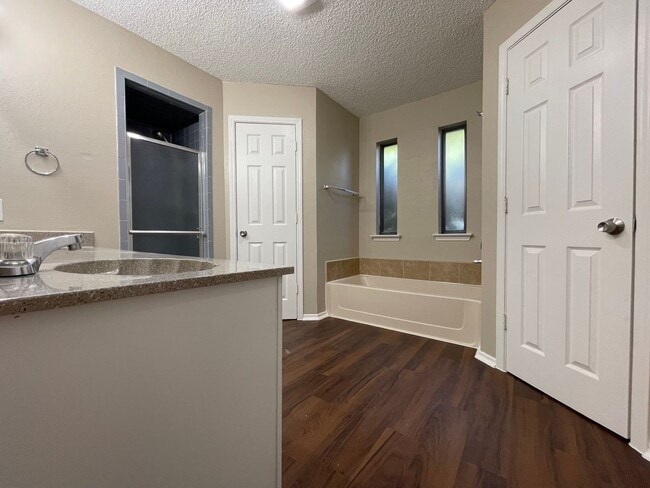 Building Photo - AVAILABLE NOW 3 BEDROOM 2 BATH HOME IN BUR...
