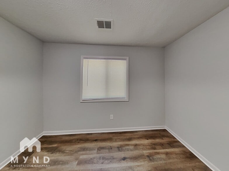 Building Photo - 947 Mainstreet Lake Dr