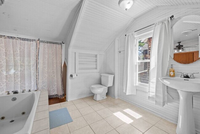 Building Photo - 912 Little Bay Ave