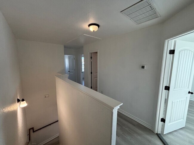 Building Photo - Spacious End-Unit Townhome in Prime Northe...