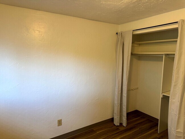 Building Photo - 2 Bedroom Duplex in Southwest Eugene