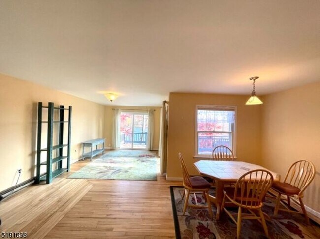 Building Photo - 136 Cedar Lake Rd W