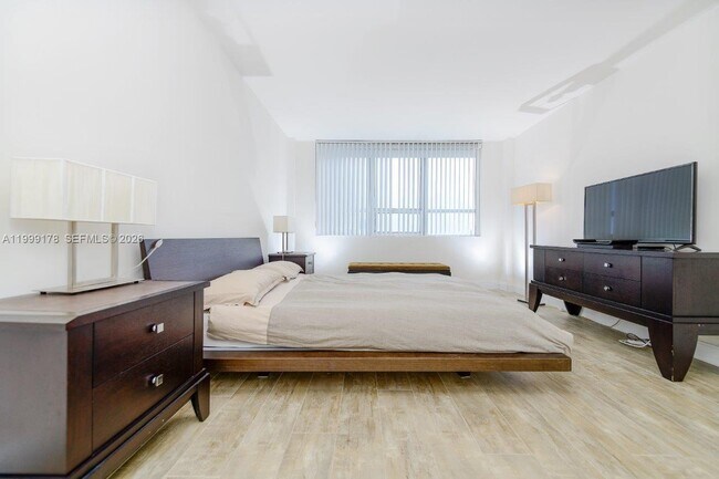 Building Photo - 1500 Bay Rd