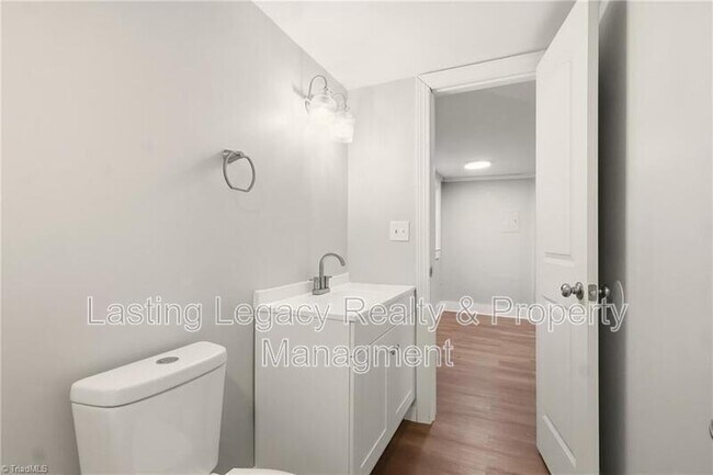 Building Photo - 2051 Bloomfield Dr