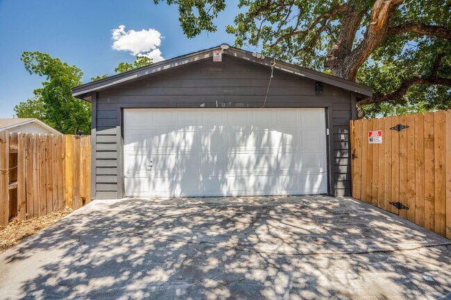 Building Photo - BEAUTIFULLY-RENOVATED JEFFERSON HEIGHTS HOME