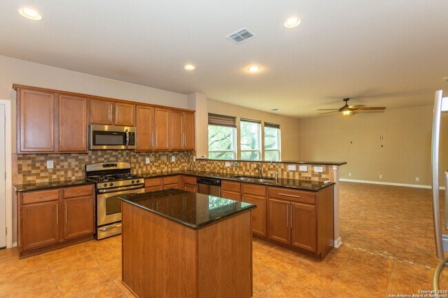 Building Photo - Spacious Stone Oak Beauty