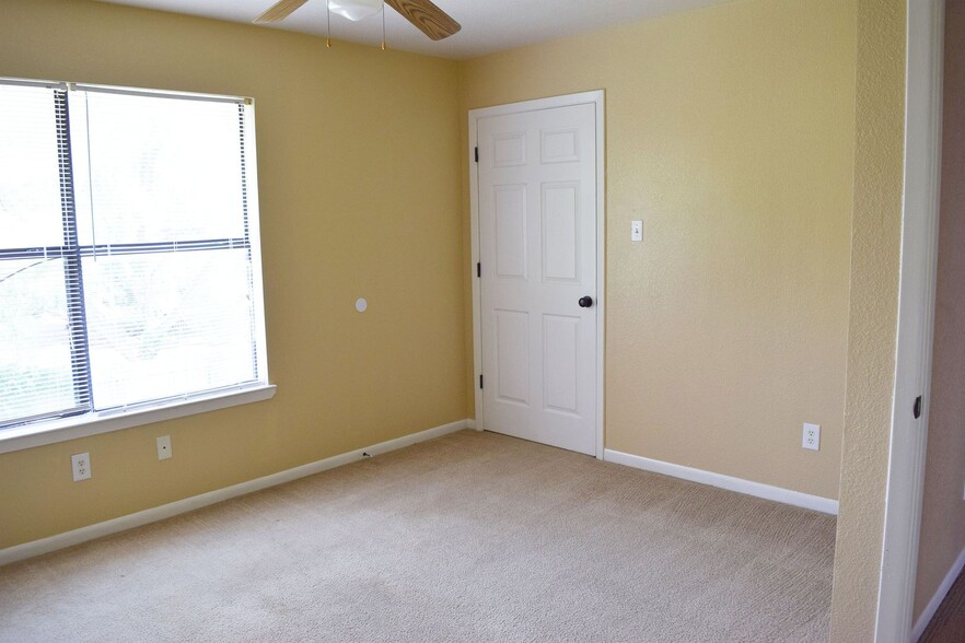 Building Photo - 1210 Monroe Loop