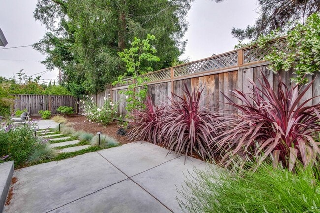 Building Photo - Amazing Midtown Home on a Quiet Cul-de-sac.