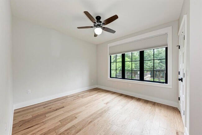 Building Photo - 1707 W St Johns Ave