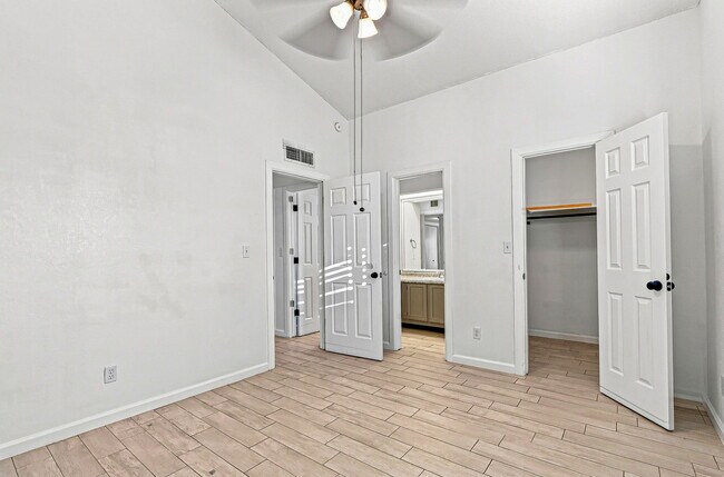 Building Photo - 204 Cutlass Dr