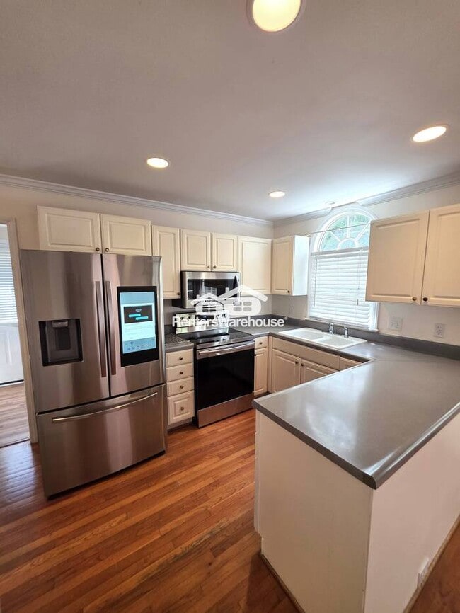 Building Photo - Lovely 3 bedroom, 2 1/2 Bath home in popul...