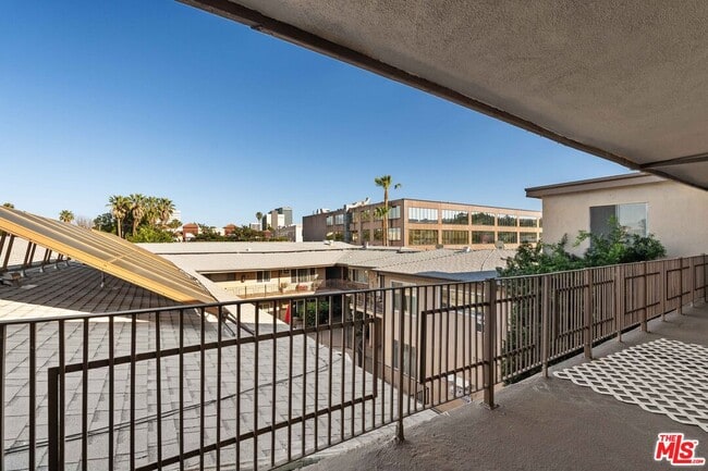 Building Photo - 15540 Moorpark St