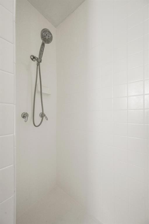 Building Photo - 1607 Glencrest Dr