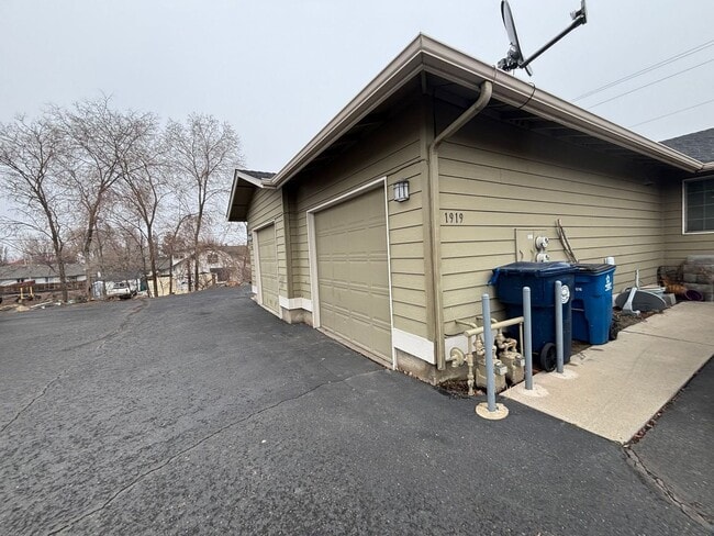 Building Photo - Single Level 2 Bed/2 Bath with Garage - NW Cedar Ave