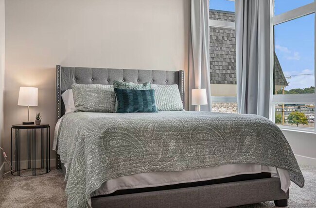 Building Photo - Fully Furnished 2 Master Suites | Luxe Townhome Near UNMC