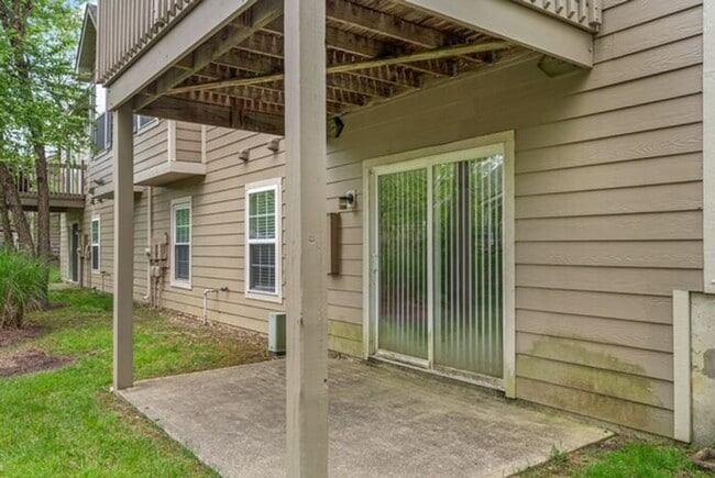 Building Photo - Beautiful 3BR 3BA Townhouse • Updated Kitchen • Deck • 2-Car Garage in Beavercreek