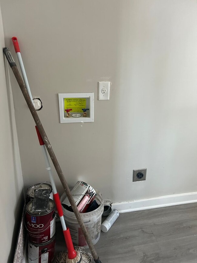 Building Photo - Ready to move in