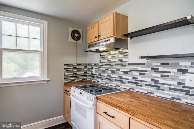 Building Photo - 38 Waverly Ave