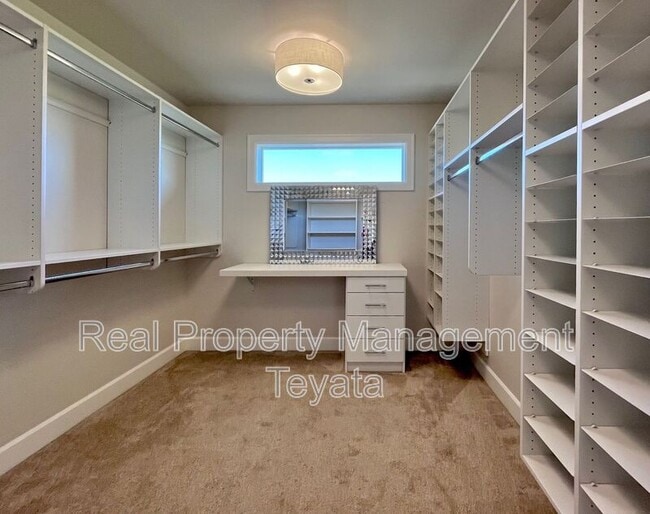 Building Photo - 810 Sisters Ct